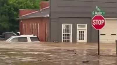 VIDEO: Flooding submerges vehicles following heavy rains in southern Indiana