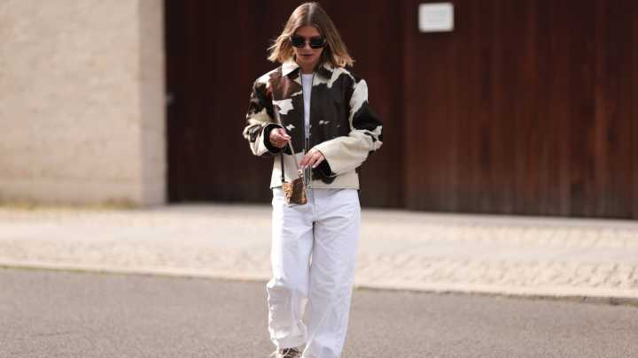 The Sneaker Color That Pairs Perfectly With White Jeans
