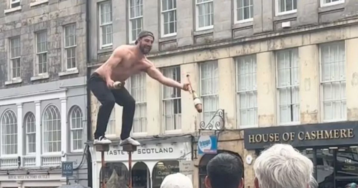 Crowd groans as Edinburgh juggler has 'nightmare performance' on Royal Mile