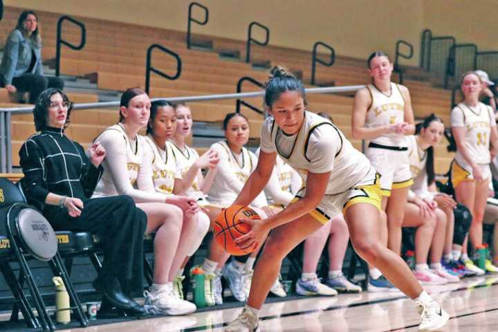 Samura returns home: 2024 HPA grad transfers from PLU hoops to UH
