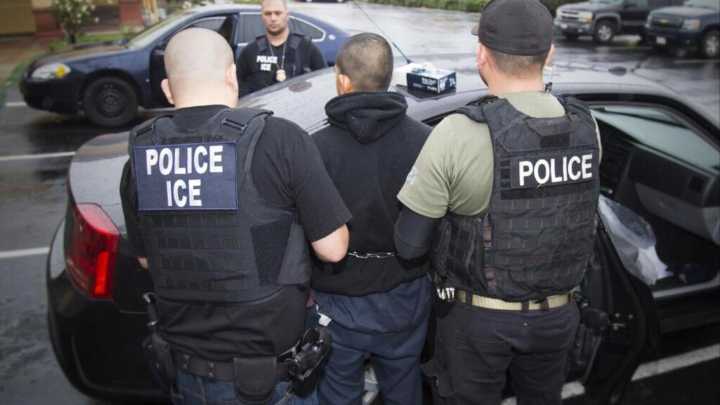 ¿A dónde llevan a los inmigrantes arrestados por ICE? Te lo explicamos paso a paso