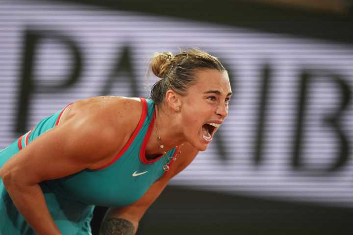 No. 1 Aryna Sabalenka ends Iga Swiatek’s 26-match French Open winning streak and reaches the final