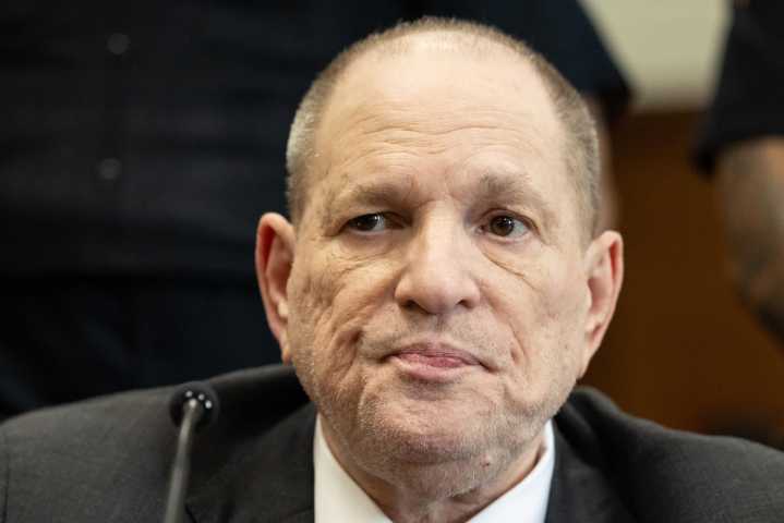 Weinstein dice estar arrepentido de “actuar inmoralmente” mientras aguarda veredicto