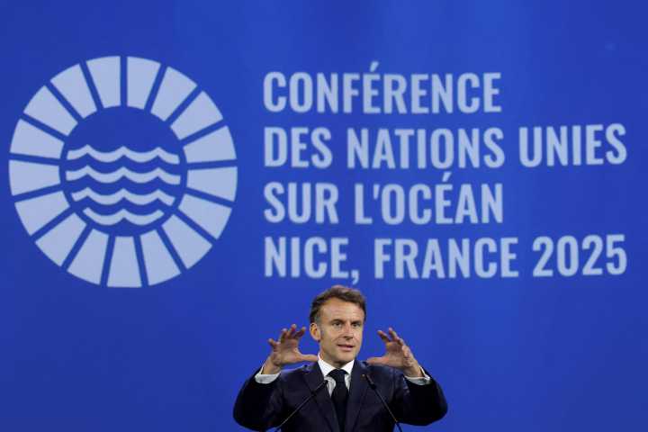 Macron advierte contra el "enorme error" de cuestionar la graviedad de la crisis del clima