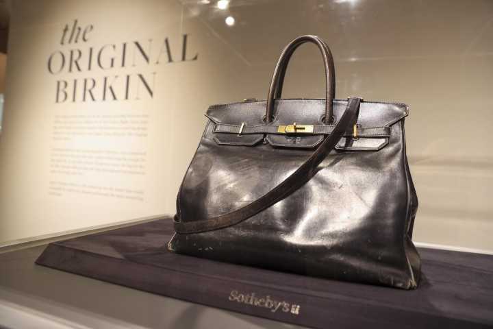 El bolso ‘Birkin’ original desgastado por la actriz y que enloqueció a la moda busca dueña