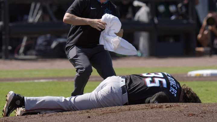 Pitcher de los Marlins recibió pelotazo en la cabeza por parte de su propio catcher (VIDEO)