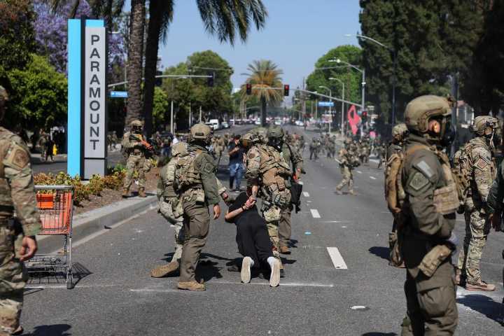 Los Ángeles: manifestantes y agentes de migración se enfrentaron por segundo día consecutivo