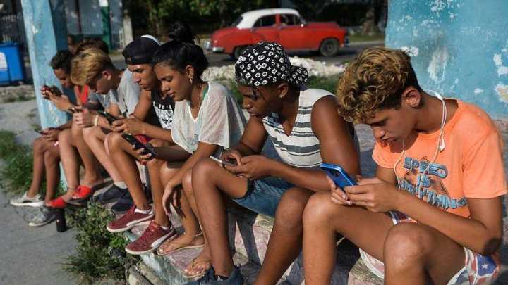 “No puedes comprar un paquete de datos porque ya te quedas sin comer”: el malestar en Cuba por el aumento de las tarifas de internet