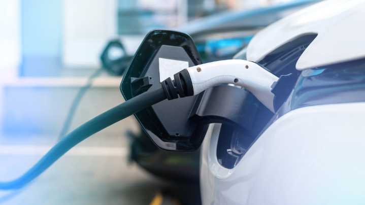 Los estadounidenses tardan en adoptar vehículos eléctricos a pesar de su amplia disponibilidad, según una encuesta