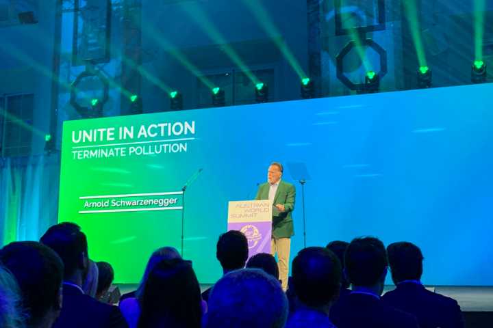 Schwarzenegger pide "dejar de lloriquear" por Trump y mover el culo por el medioambiente