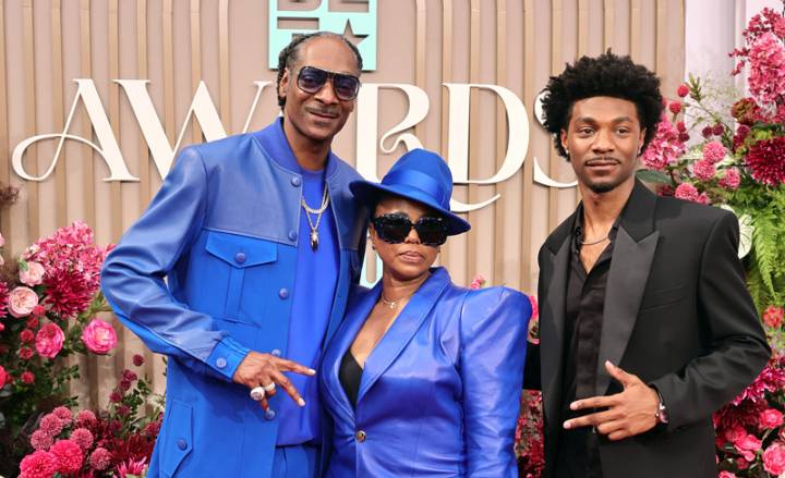 Snoop Dogg & Wife Shante Wear Matching Outfits at BET Awards 2025, Meet Up with Biopic Actor Jonathan Daviss | 2025 BET Awards, BET Awards, Jonathan Daviss, Shante Broadus, Snoop Dogg | Just Jared: Ce