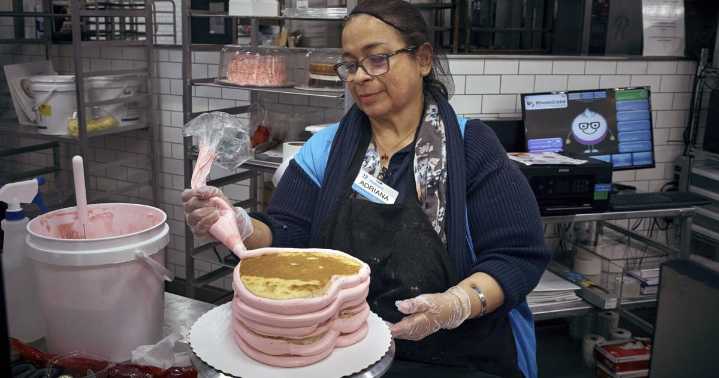 Walmart cake decorators see top hourly pay