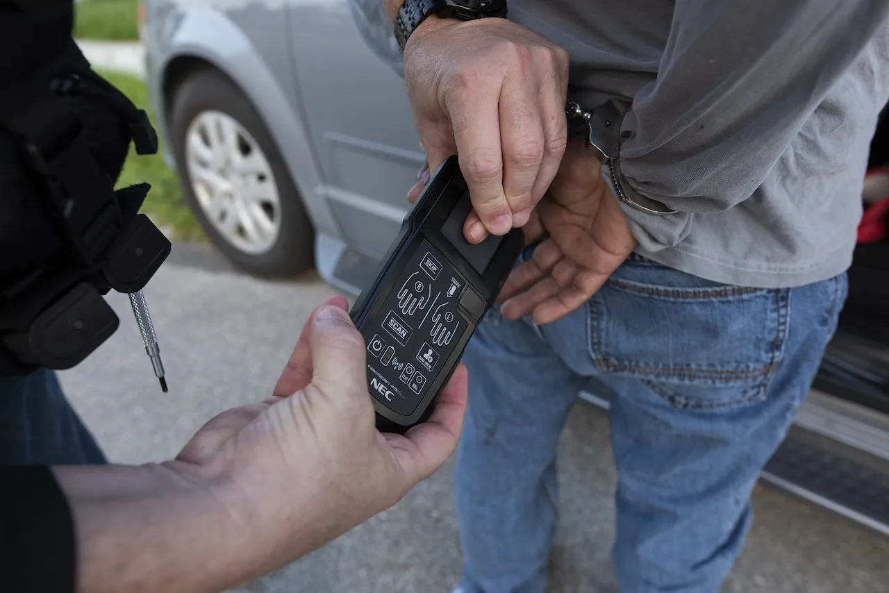 ICE arresta a inmigrante y esposan a ciudadana embarazada