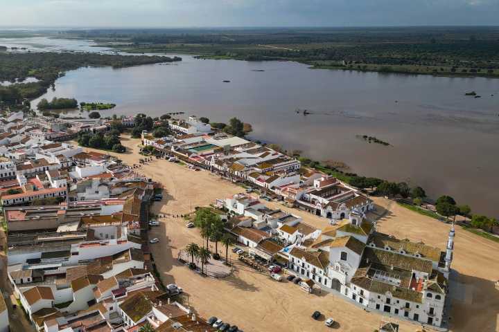 Las calles de El Rocío huelen a pino en una prueba piloto para completar su limpieza