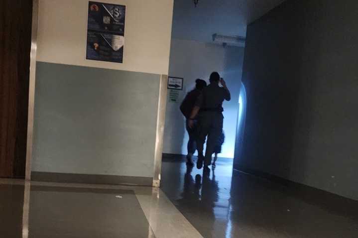 ICE mantiene a unos 200 inmigrantes, incluso niños, hacinados en edificio federal, acusa LULAC