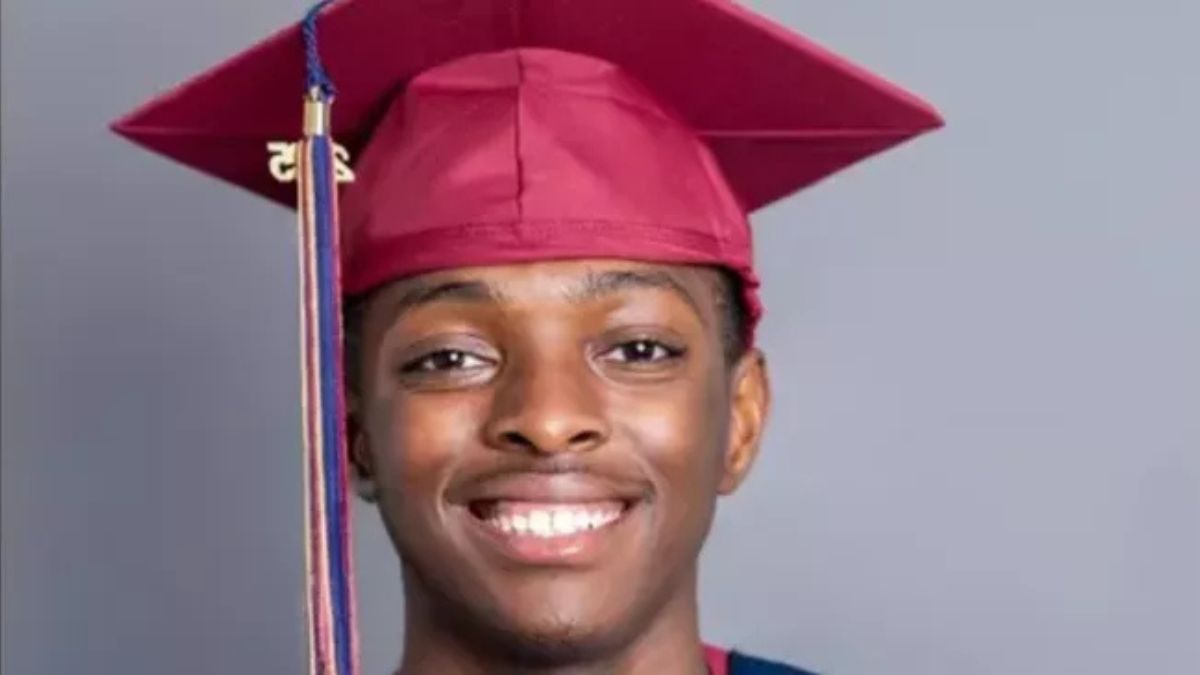 Viral Teen Who Rushed To Work After Graduation Gets $10K From Burger King