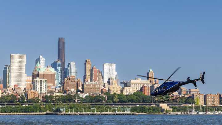 Adolescente desaparece en el East River tras caer al agua al intentar recuperar su teléfono