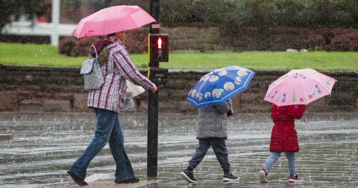 UK to 'disappear' under 400-miles of rain as weather map turns blue