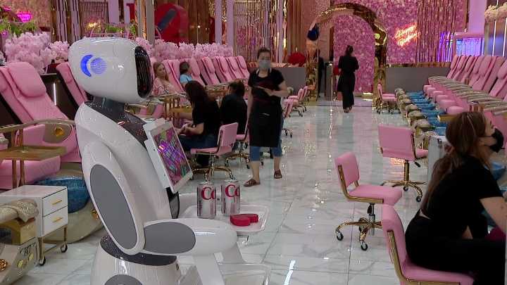 Is this the world's largest nail salon? Texas owners say yes
