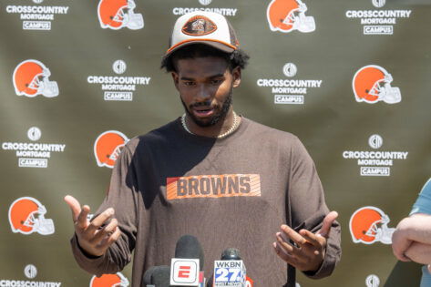 Shedeur Sanders Urged to Not Let Dad Deion’s Spotlight Distract Him as NFL Reporter Sends Message to Browns Shedeur Sanders is making his way through in the Browns' crowded quarterback room and he's a