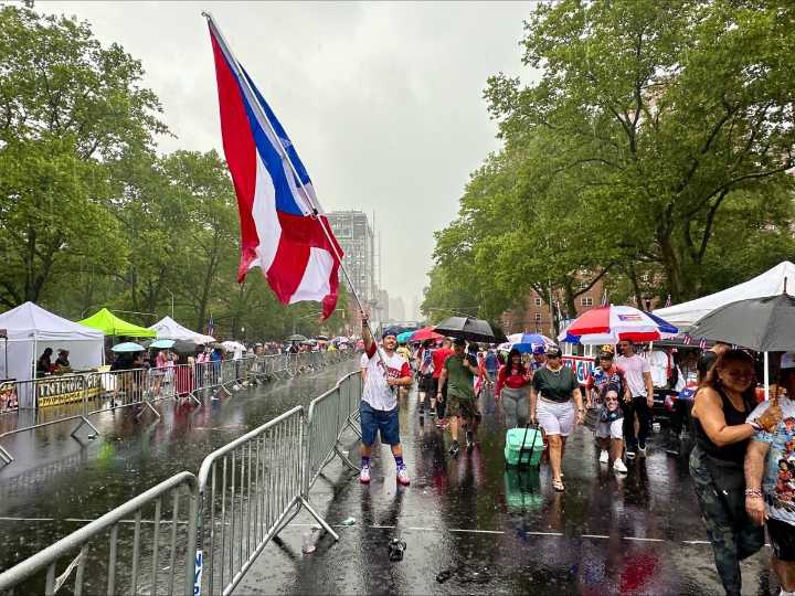 Bajo la lluvia Festival de la Calle 116 celebró cuatro décadas de historia por todo lo alto