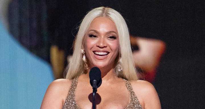Beyoncé Effortlessy Recovers from Wardrobe Malfunction During ‘Cowboy Carter Tour’ Show in London 