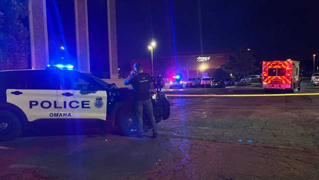 Large police presence at west Omaha business district