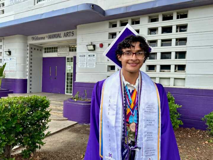 Niño no acompañado se gradúa de la secundaria y es aceptado en USC