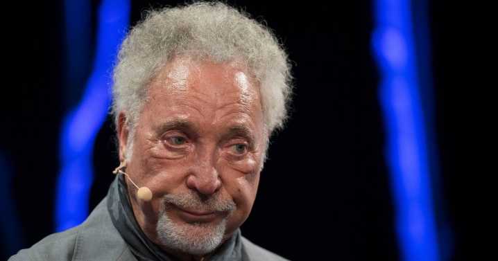 Tom Jones shares heartbreaking words his wife told him before dying of cancer