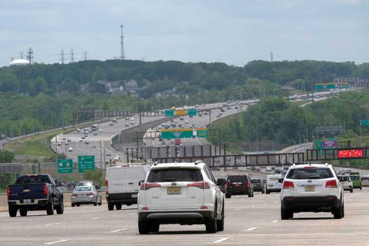 Americans slow to book summer travel amid deal hunting