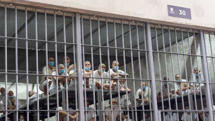 Juez ordena al gobierno de EEUU permitir a migrantes impugnar deportaciones a prisión de El Salvador