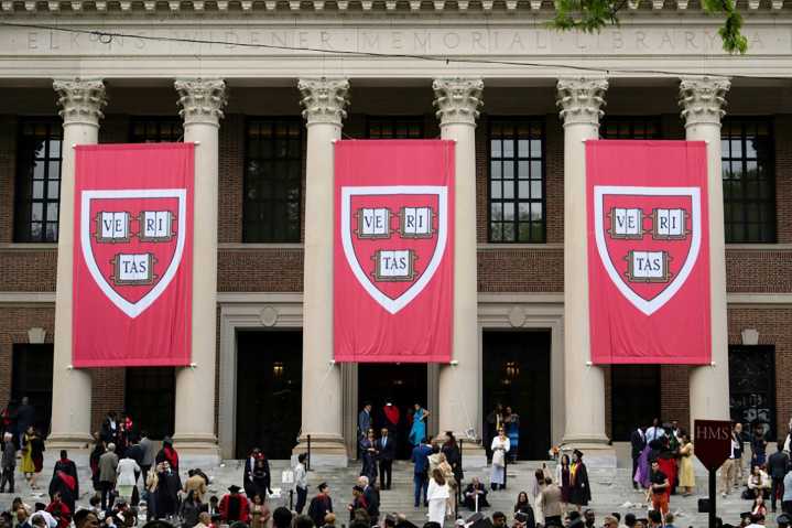 Trump intensifica su asedio contra las universidades de Harvard y Columbia