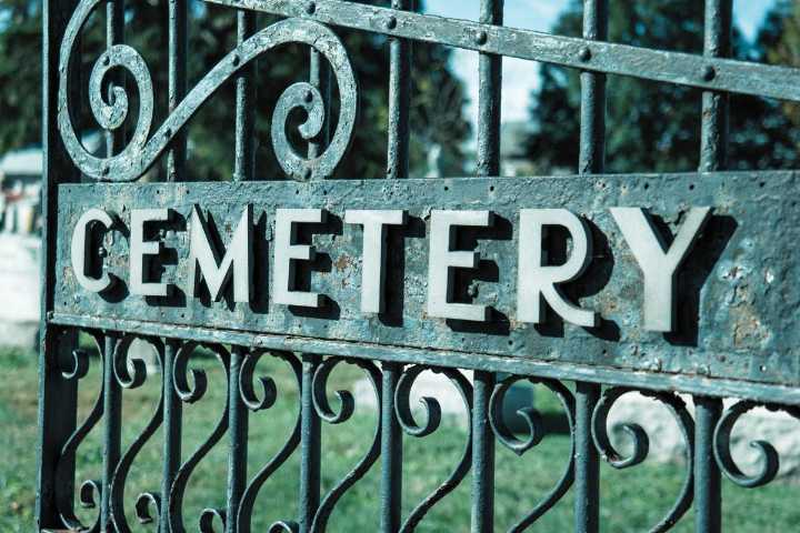 These 17 Celebs Are All Buried in Cemeteries Across Illinois