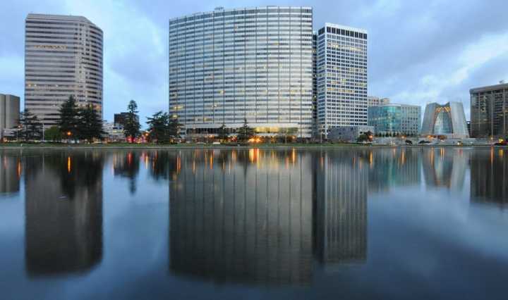 PG&E crafts nearly billion-dollar deal to buy Oakland HQ, nearby site