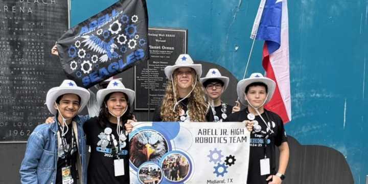 El equipo de robótica de Midland ISD compite en el escenario mundial en California