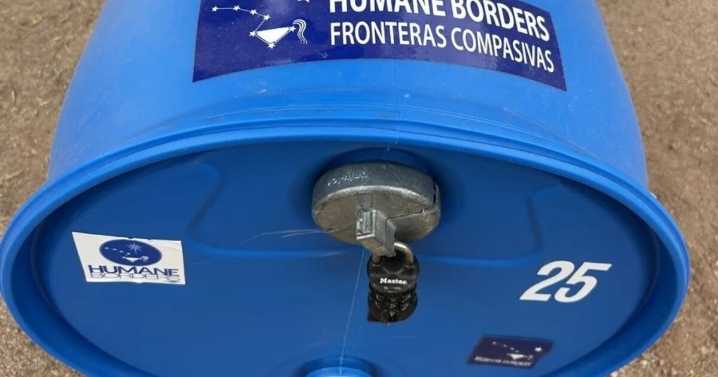 Fronteras Compasivas cumple 25 años de llevar agua a migrantes en el desierto de Arizona