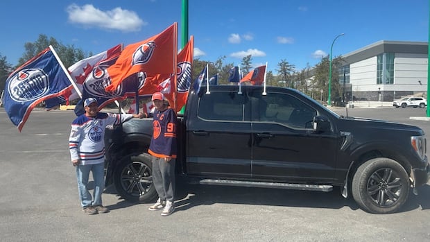 'Let's go Oilers!': Whatı̀, N.W.T., spreading hockey cheer during playoff finals