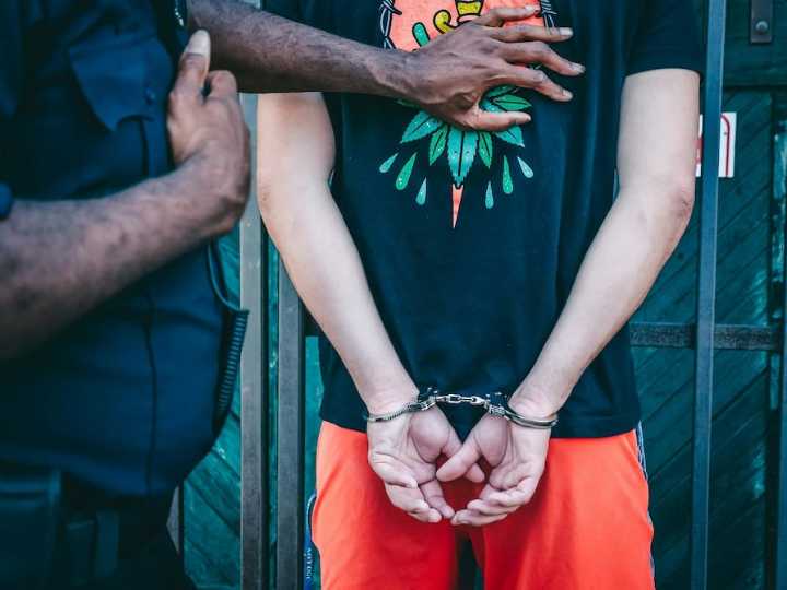 Agentes de ICE detienen a jardinero acusado de conducir ebrio, pero resulta que el migrante no sabe manejar ni tiene auto