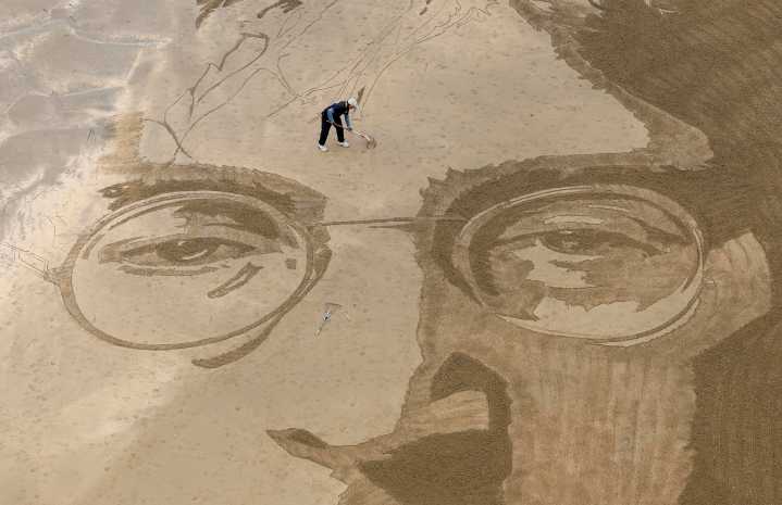 Los dibujos en la arena de un artista peruano transforman una playa del norte de España