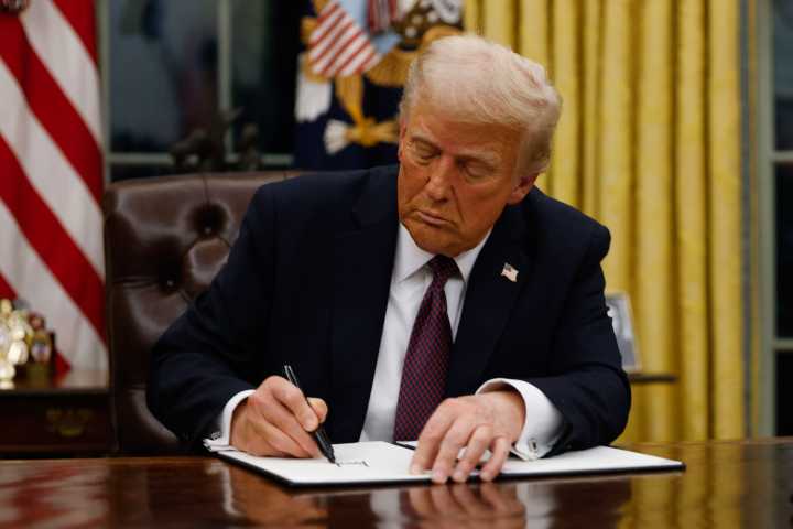 Trump anuncia veto y restricciones a viajeros de 19 países que entrarán en vigor el lunes