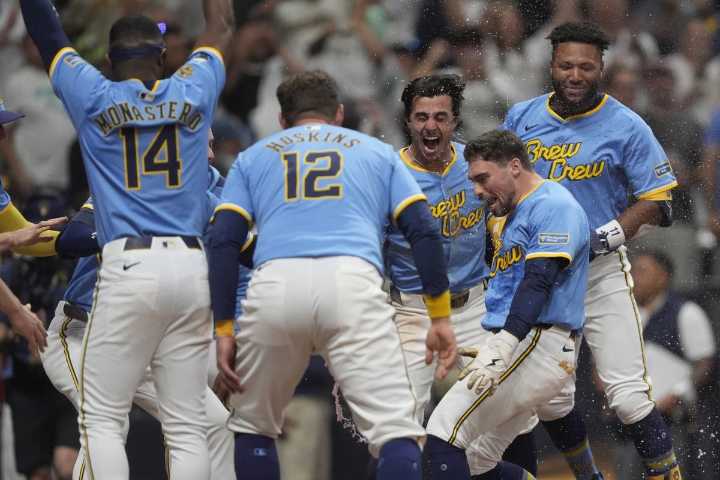Caleb Durbin hits a walk-off homer to give the Brewers 4
