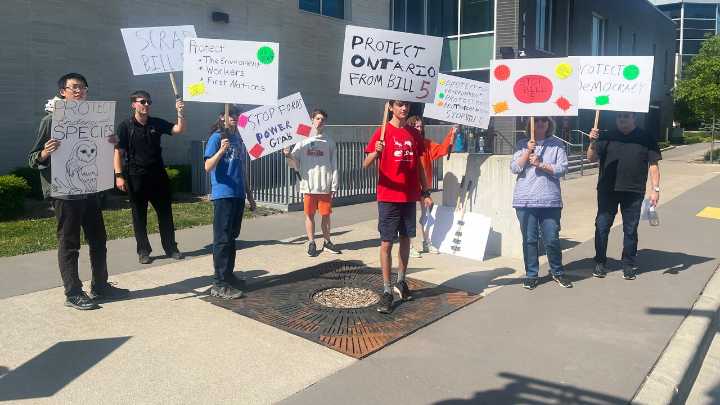 Windsor high school student leads Bill 5 protest