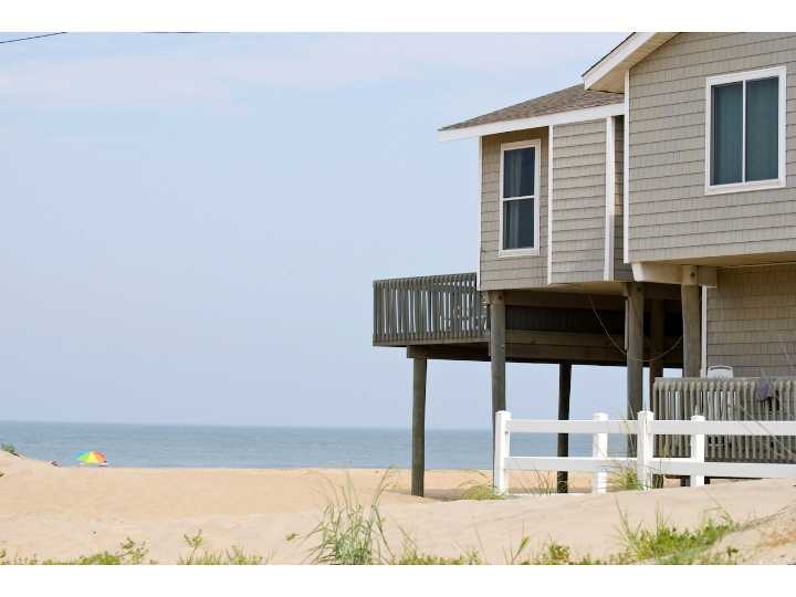Miss Manners: Guess who the guest room at your beach house is for? That’s right .... your guests!