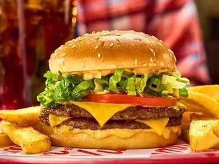 Una popular cadena de hamburguesas de Estados Unidos cerrará 70 sucursales por la crisis: ¿otra posible quiebra?