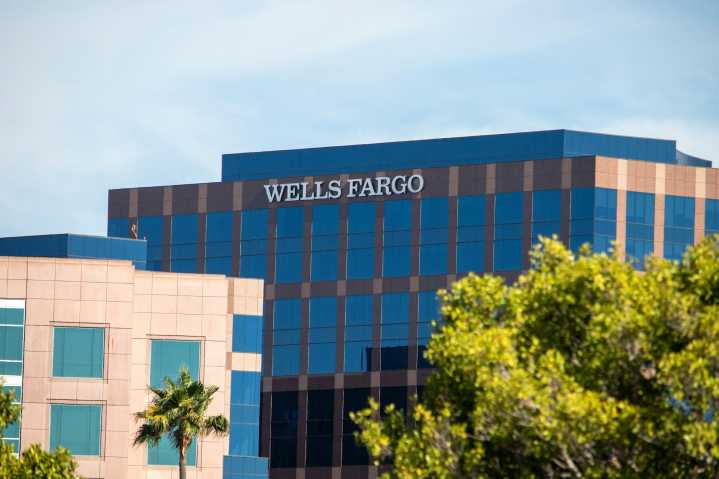 S&P Global mejora perspectiva de Wells Fargo tras el levantamiento del límite de activos por la Fed