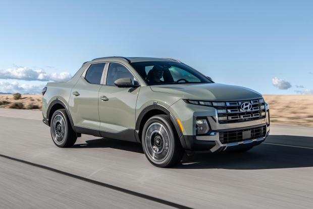 Which compact pickup is better? Edmunds compares the Ford Maverick and Hyundai Santa Cruz