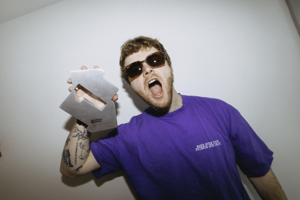 Alex Warren named US male artist with longest-running UK number one single