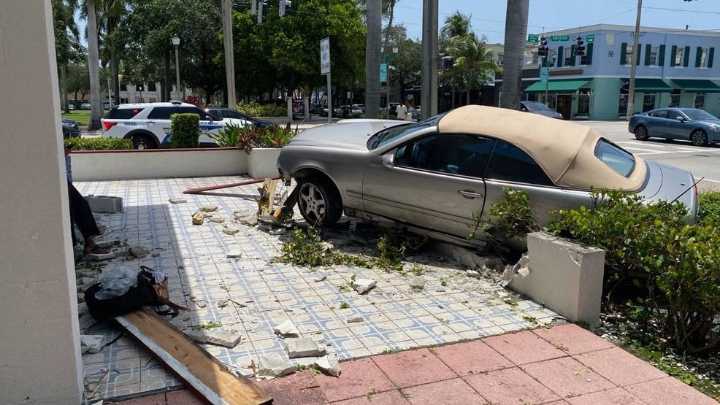 Driver crashes Mercedes into popular Delray Beach burger joint