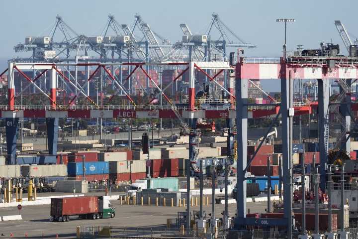 Incautan 100,000 libras de químicos para metanfetamina en Long Beach