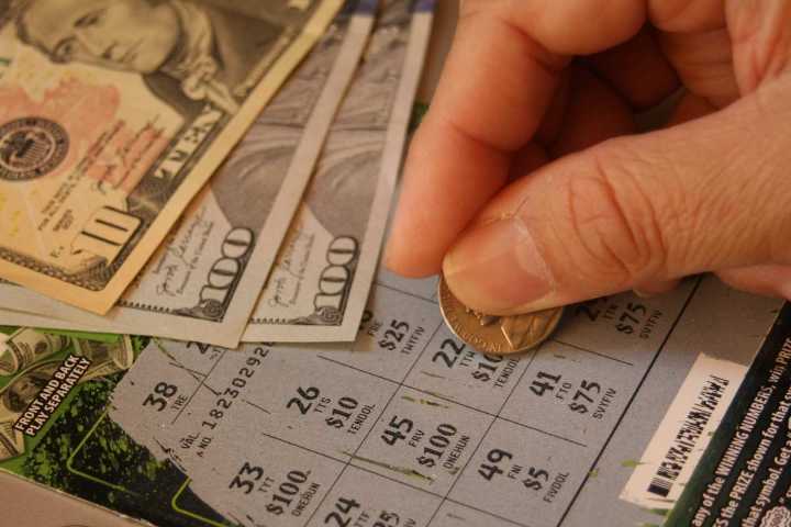 Afortunada de Florida asegura un premio de por vida de $1 millón al año a través de un billete de lotería raspadito